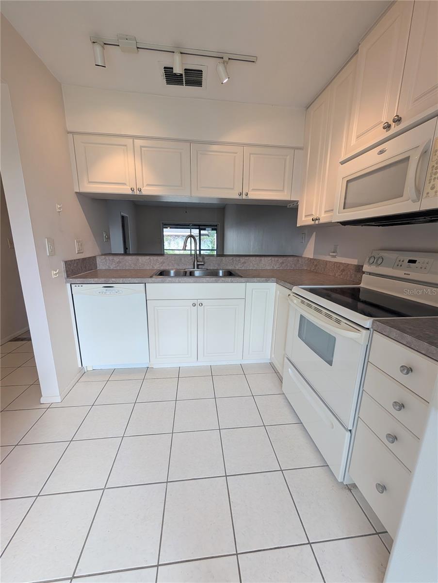 Image 5 of 23 For 7241 Parkside Villas Drive N