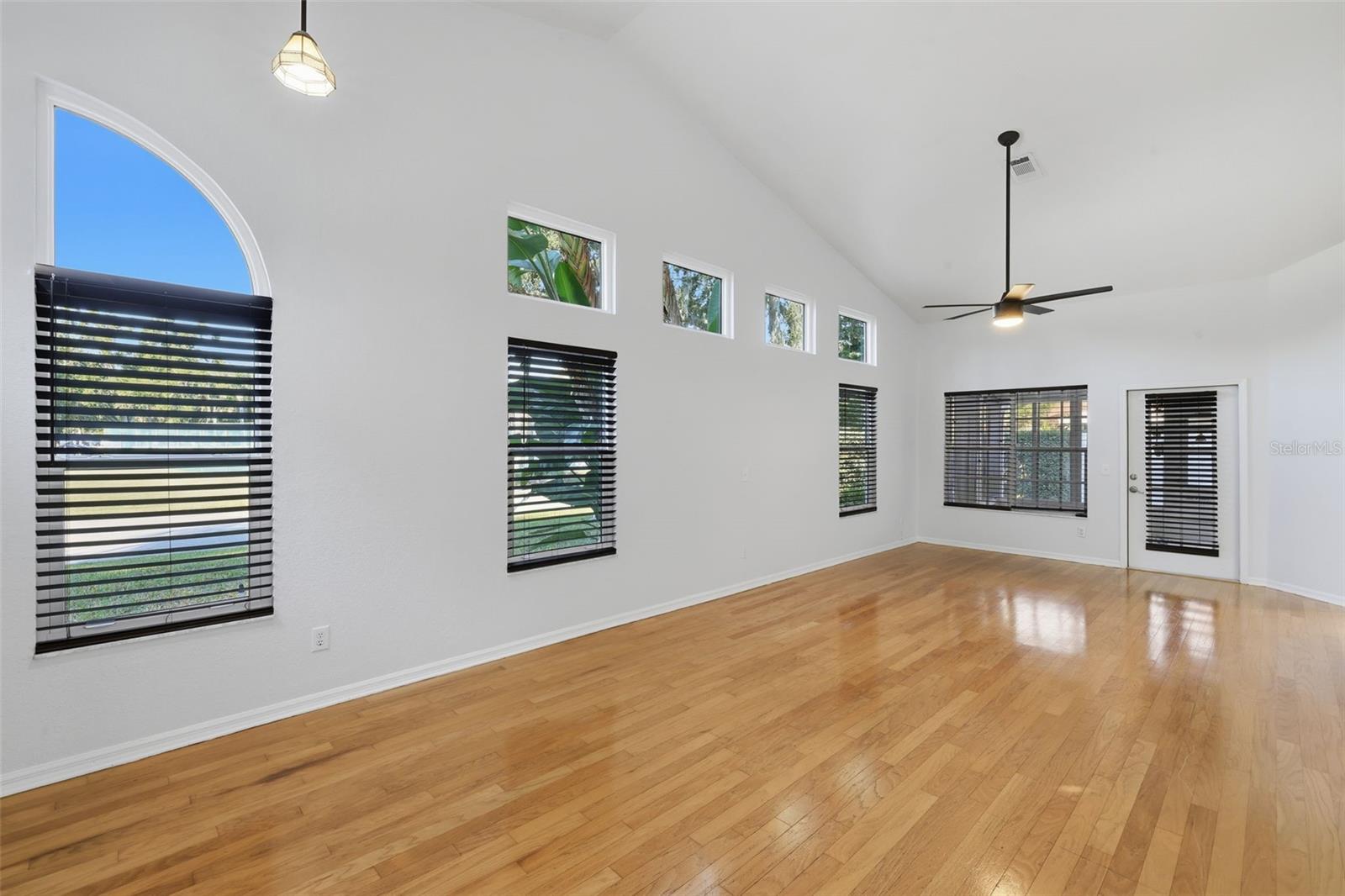 Image 5 of 42 For 21425 Clubside Loop