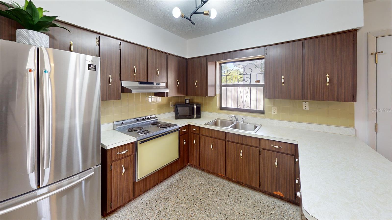 Image 13 of 26 For 502 Beverly Avenue