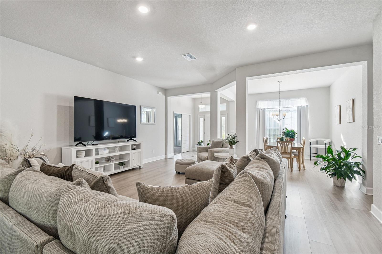 Image 11 of 67 For 16 Nemesia Court E