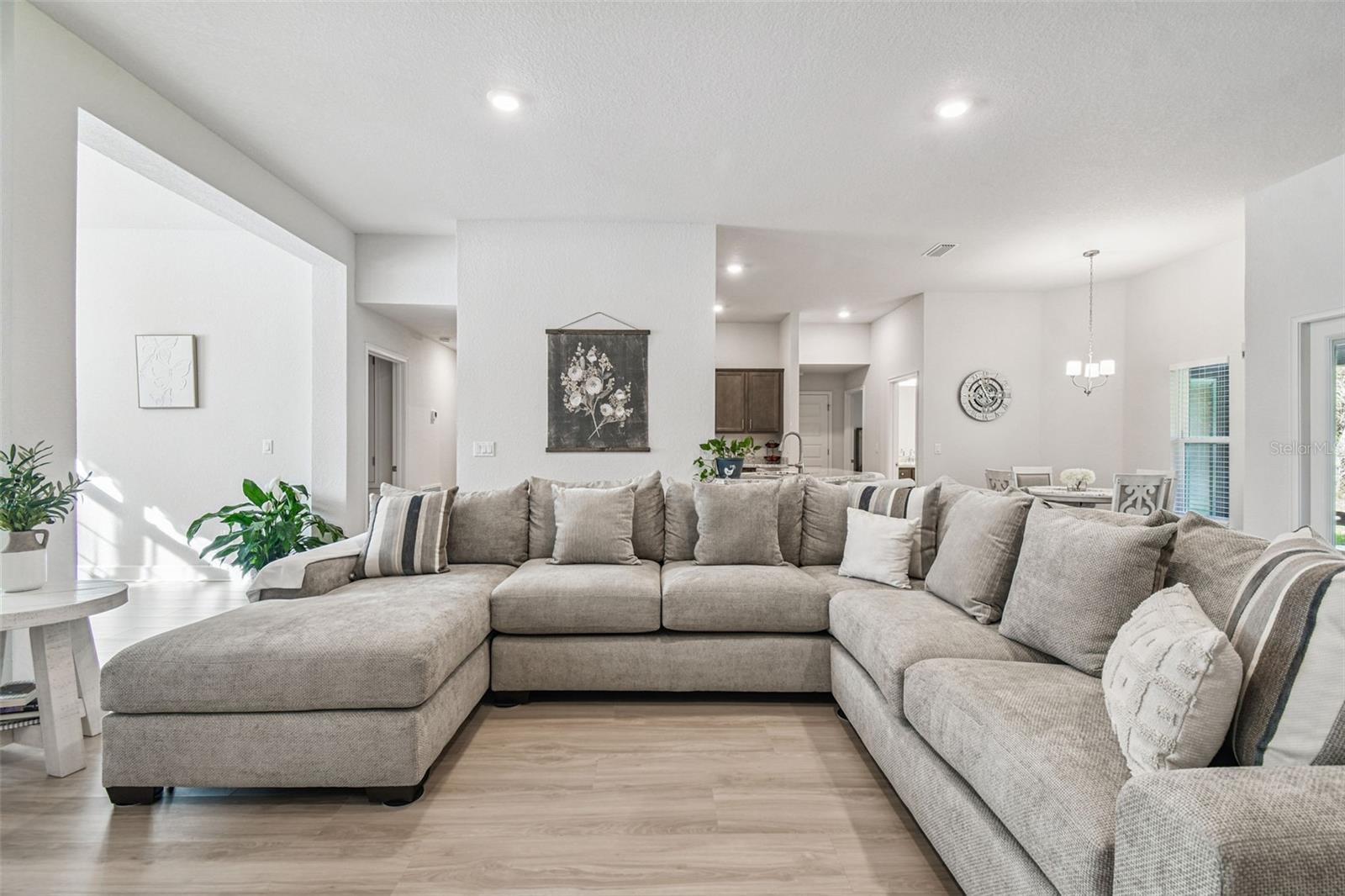 Image 14 of 67 For 16 Nemesia Court E