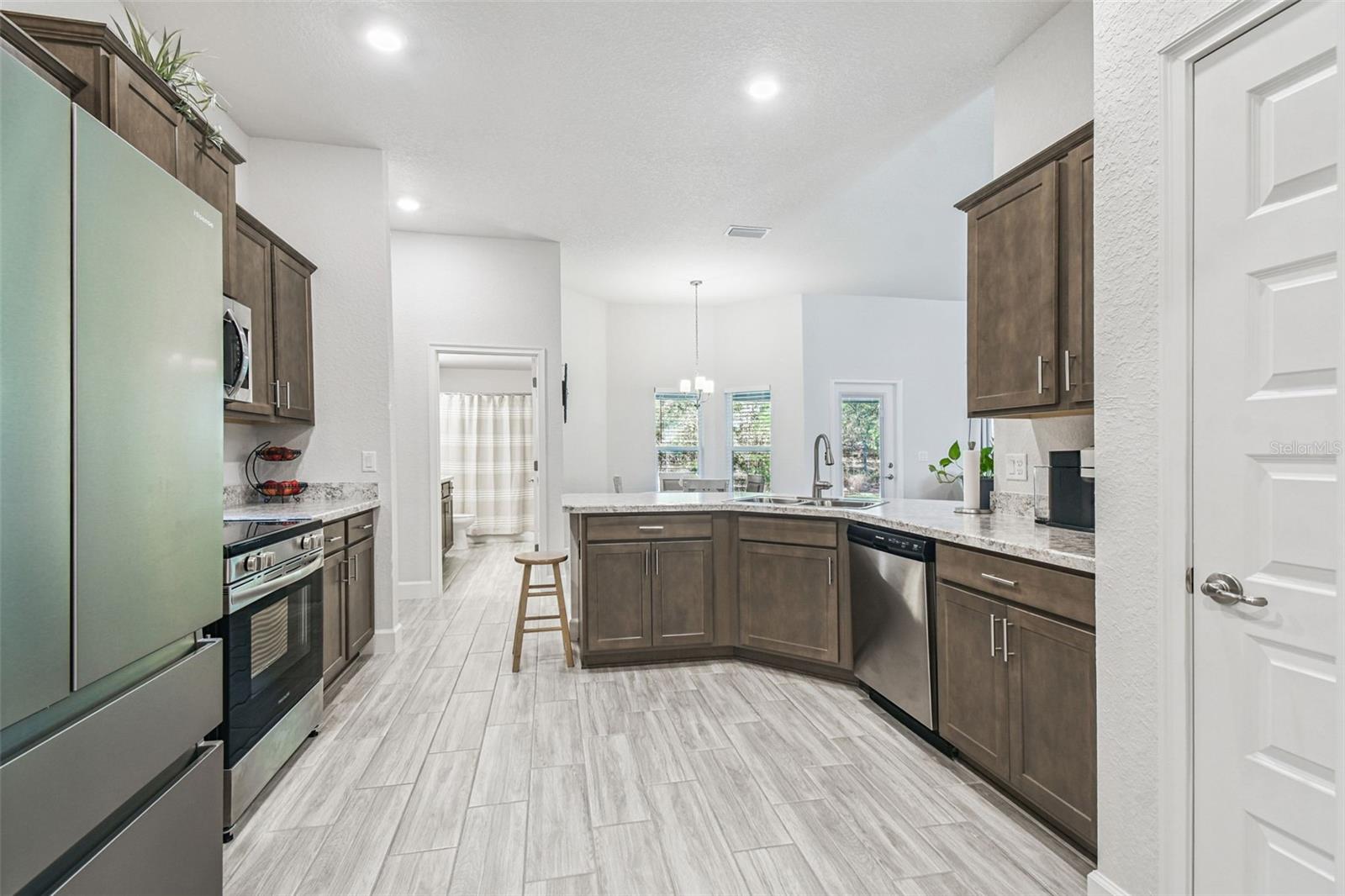 Image 20 of 67 For 16 Nemesia Court E