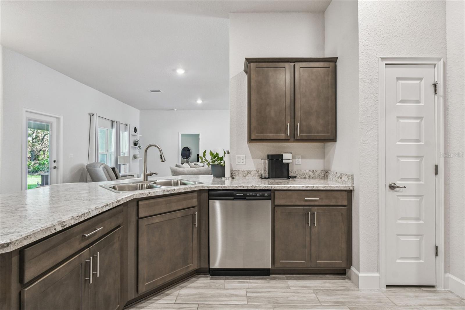 Image 21 of 67 For 16 Nemesia Court E