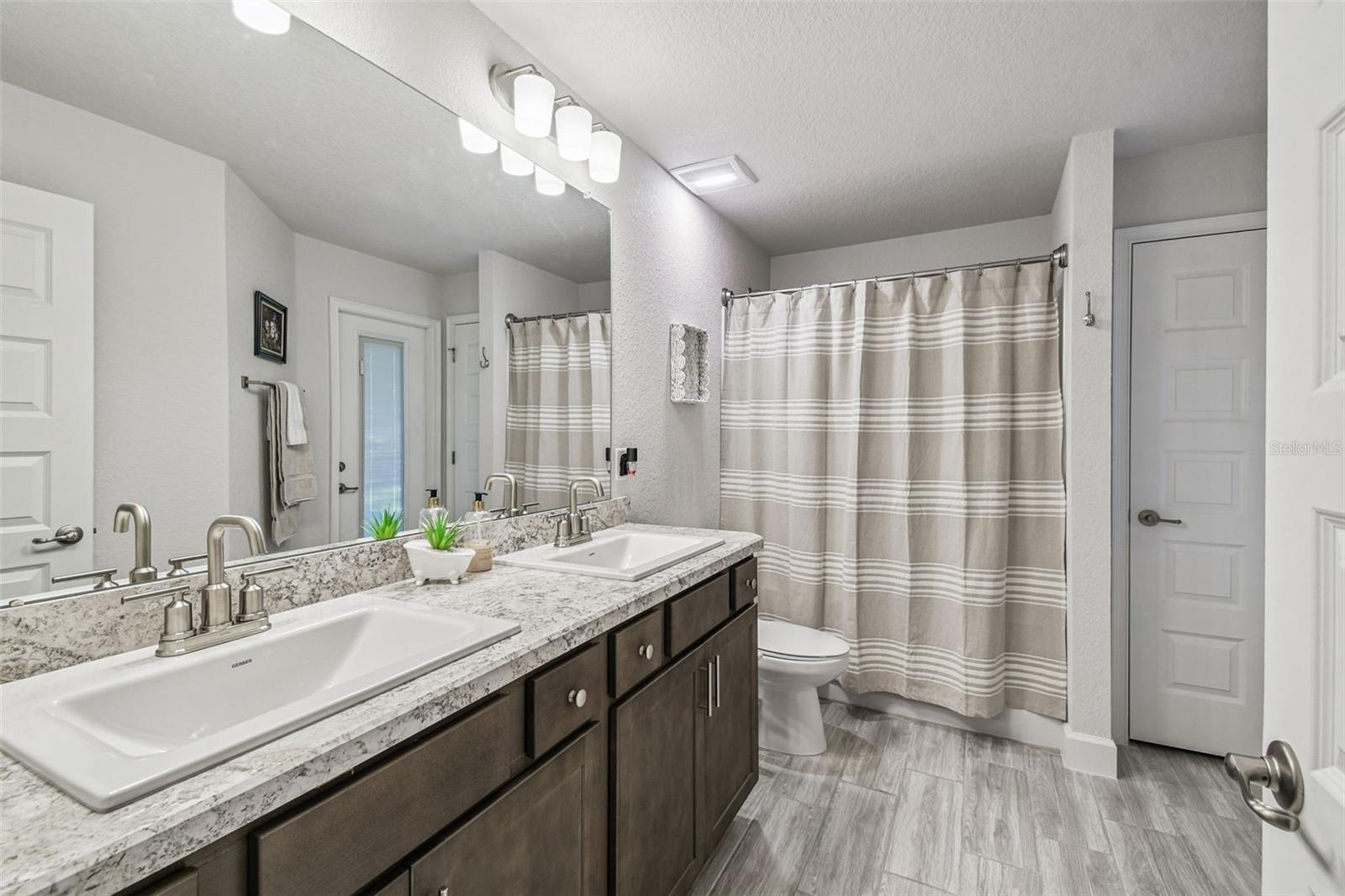 Image 28 of 67 For 16 Nemesia Court E