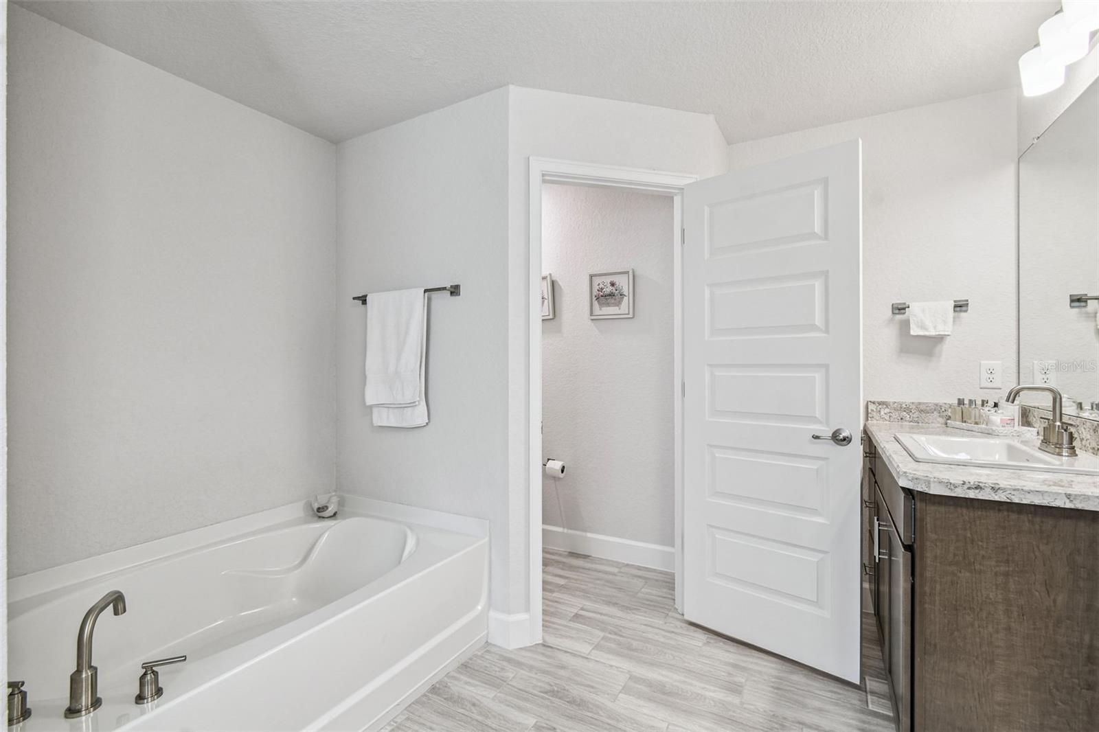 Image 52 of 67 For 16 Nemesia Court E