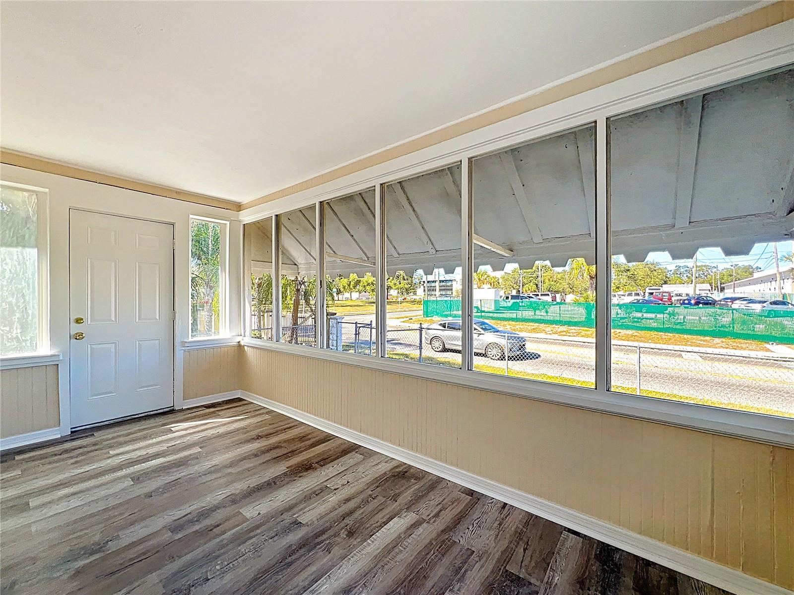 Image 18 of 42 For 944 18th Avenue S