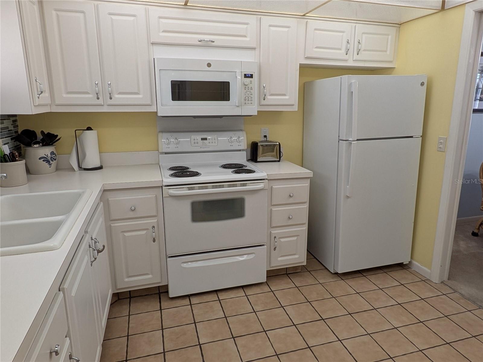 Image 6 of 11 For 4575 Cove Circle 904