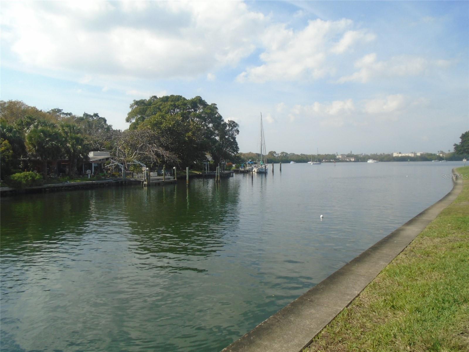 Image 16 of 18 For 3889 Pompano Drive Se D