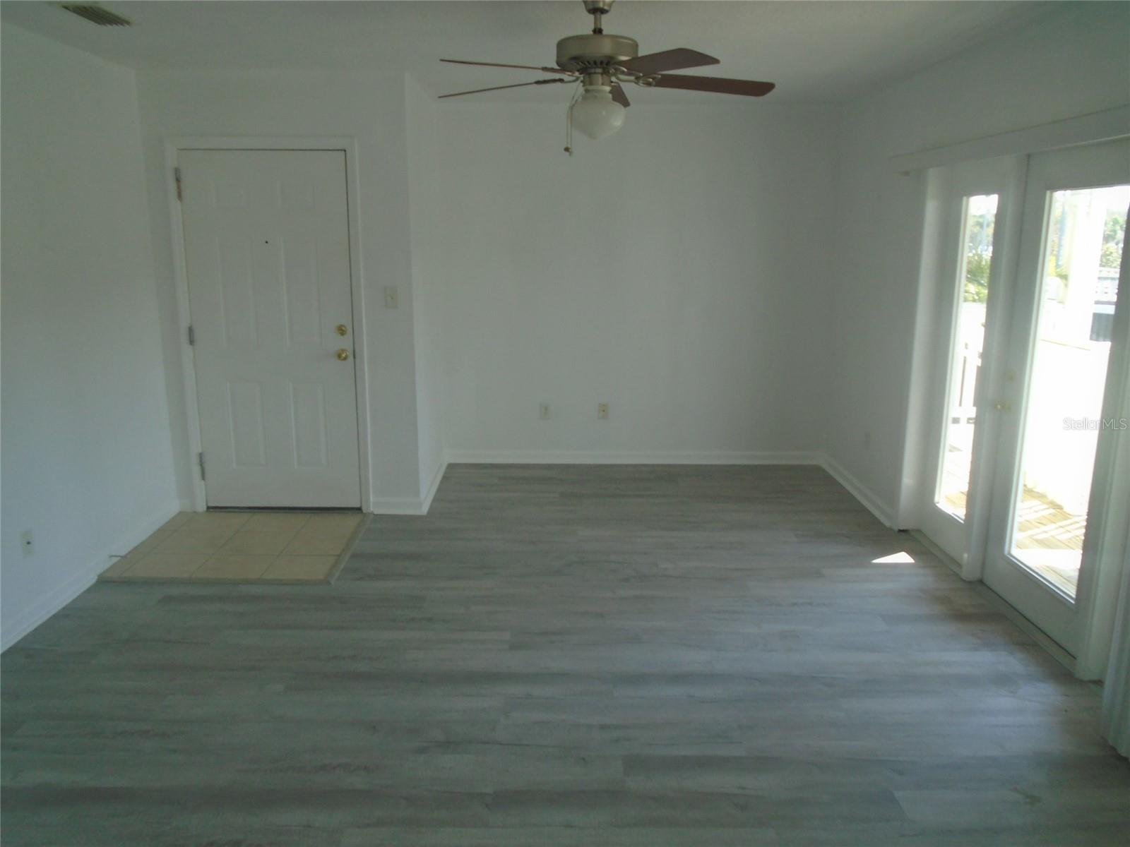 Image 5 of 18 For 3889 Pompano Drive Se D