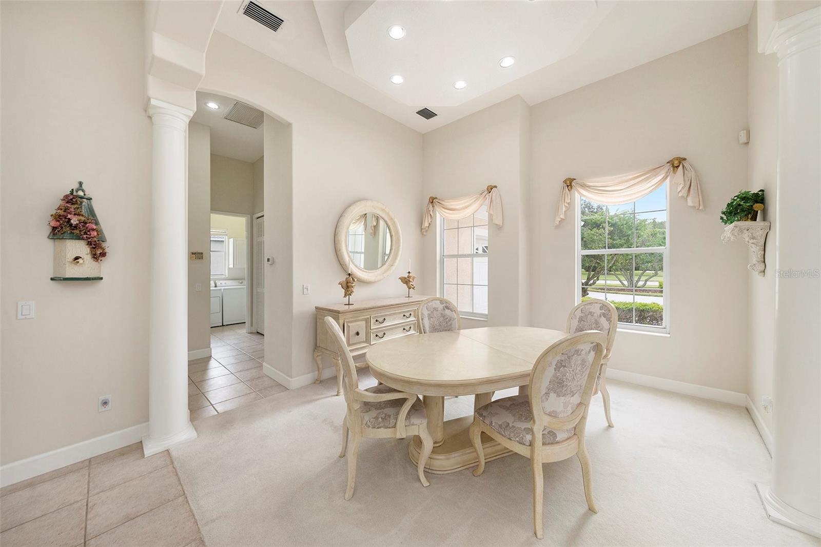 Listing photo id 9 for 4527 Cheval Boulevard