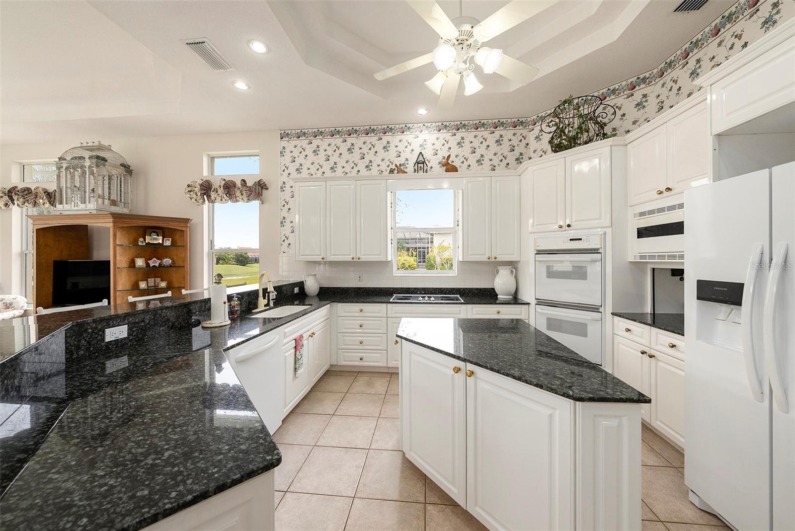 Listing photo id 11 for 4527 Cheval Boulevard