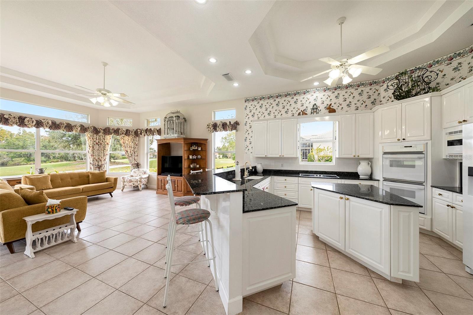 Listing photo id 12 for 4527 Cheval Boulevard