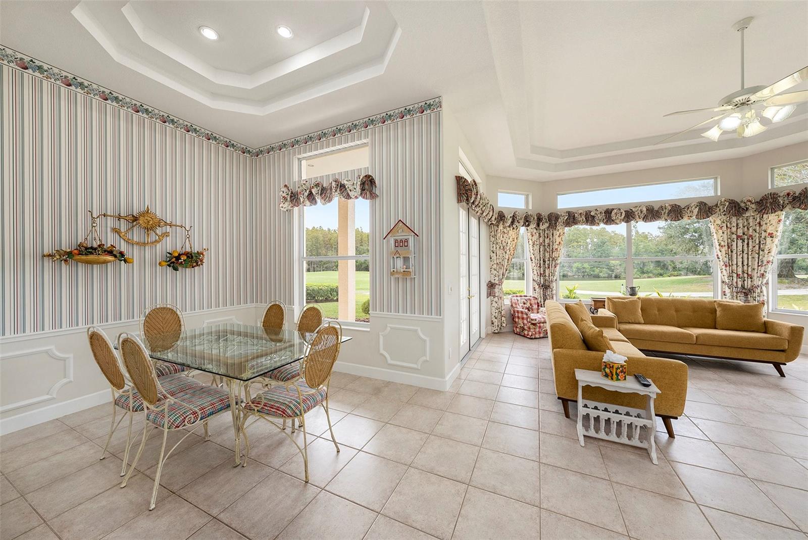 Listing photo id 13 for 4527 Cheval Boulevard