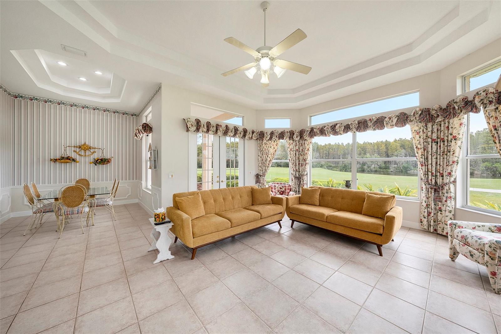 Listing photo id 14 for 4527 Cheval Boulevard