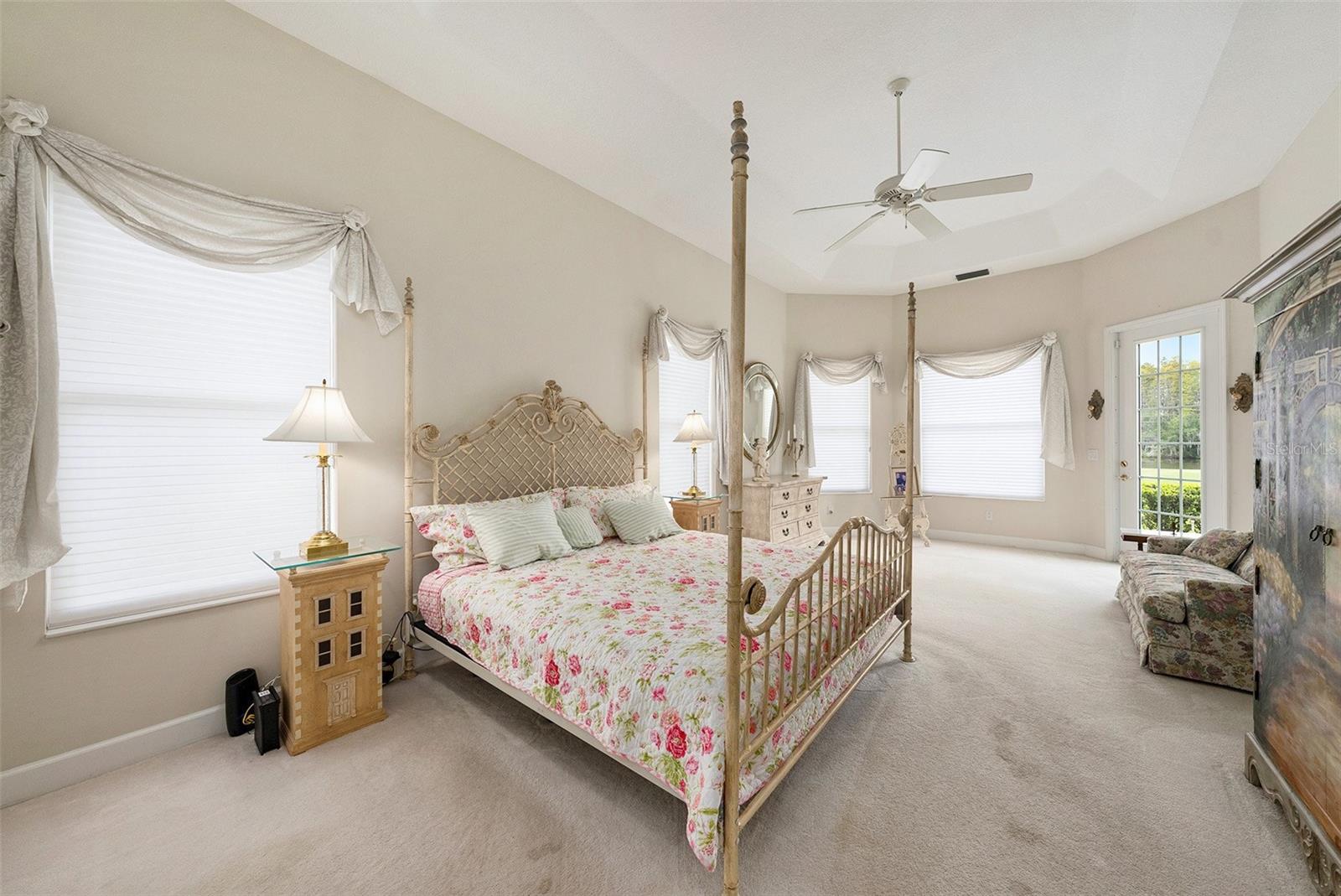 Listing photo id 17 for 4527 Cheval Boulevard