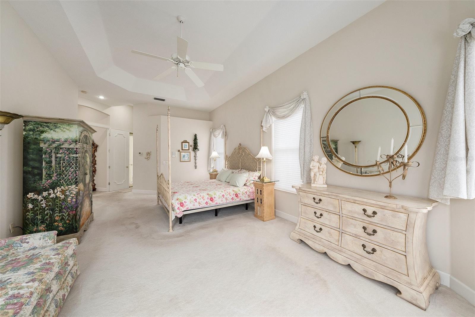 Listing photo id 18 for 4527 Cheval Boulevard