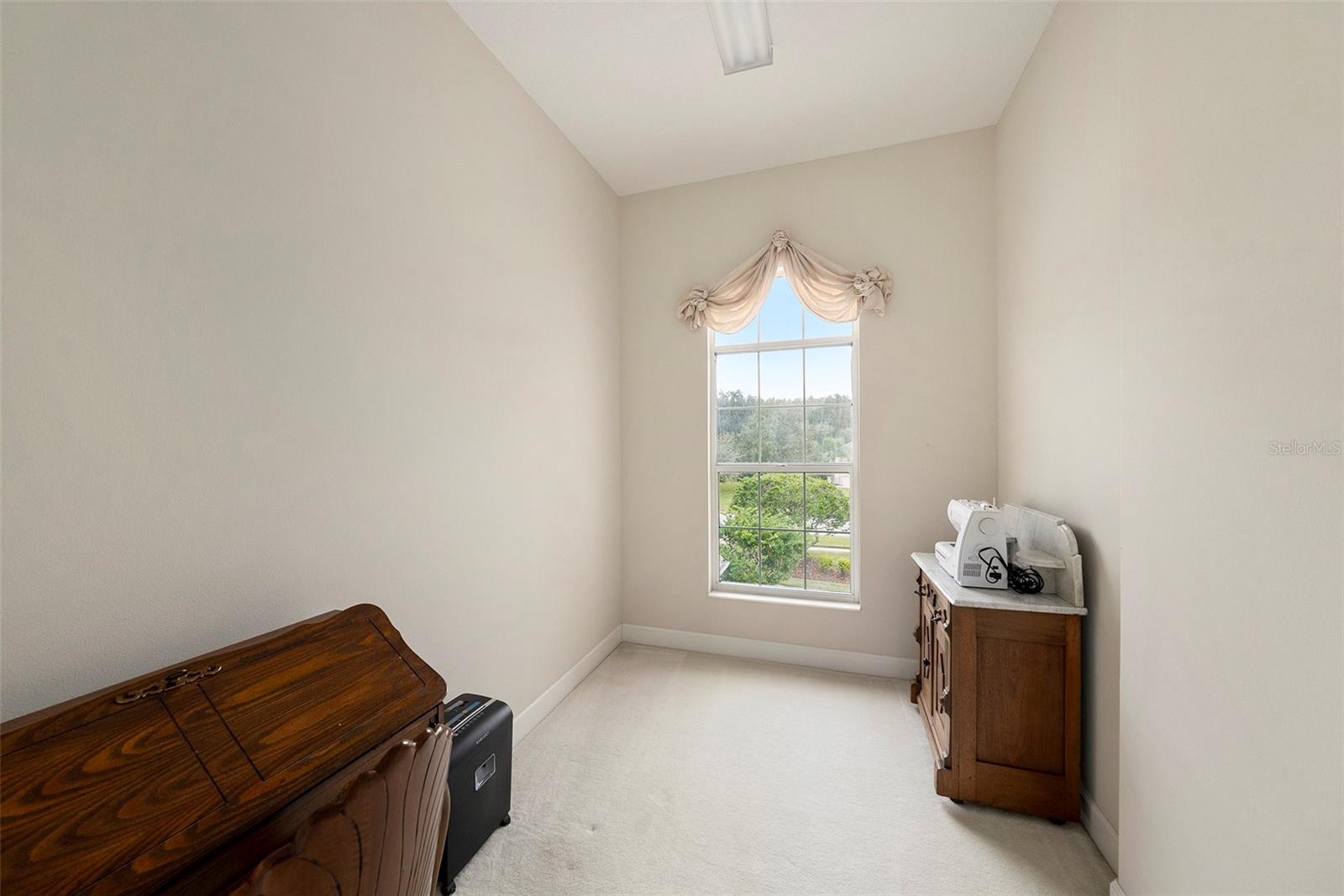 Listing photo id 23 for 4527 Cheval Boulevard