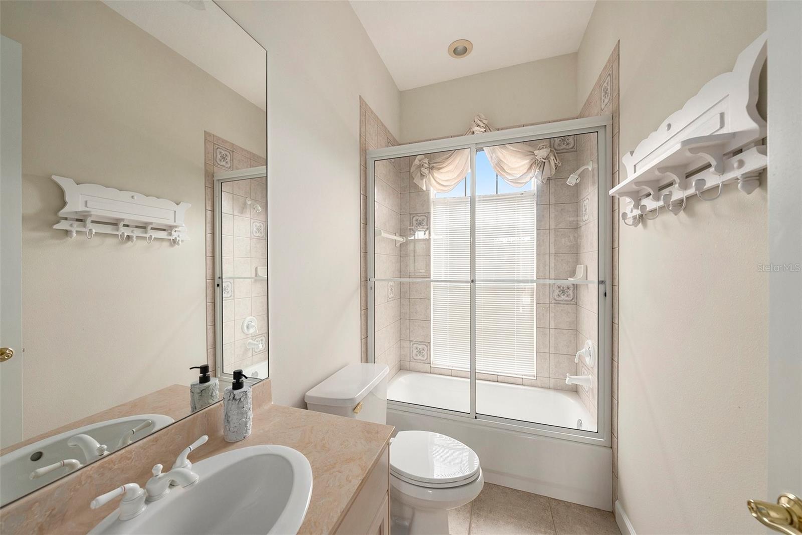 Listing photo id 26 for 4527 Cheval Boulevard