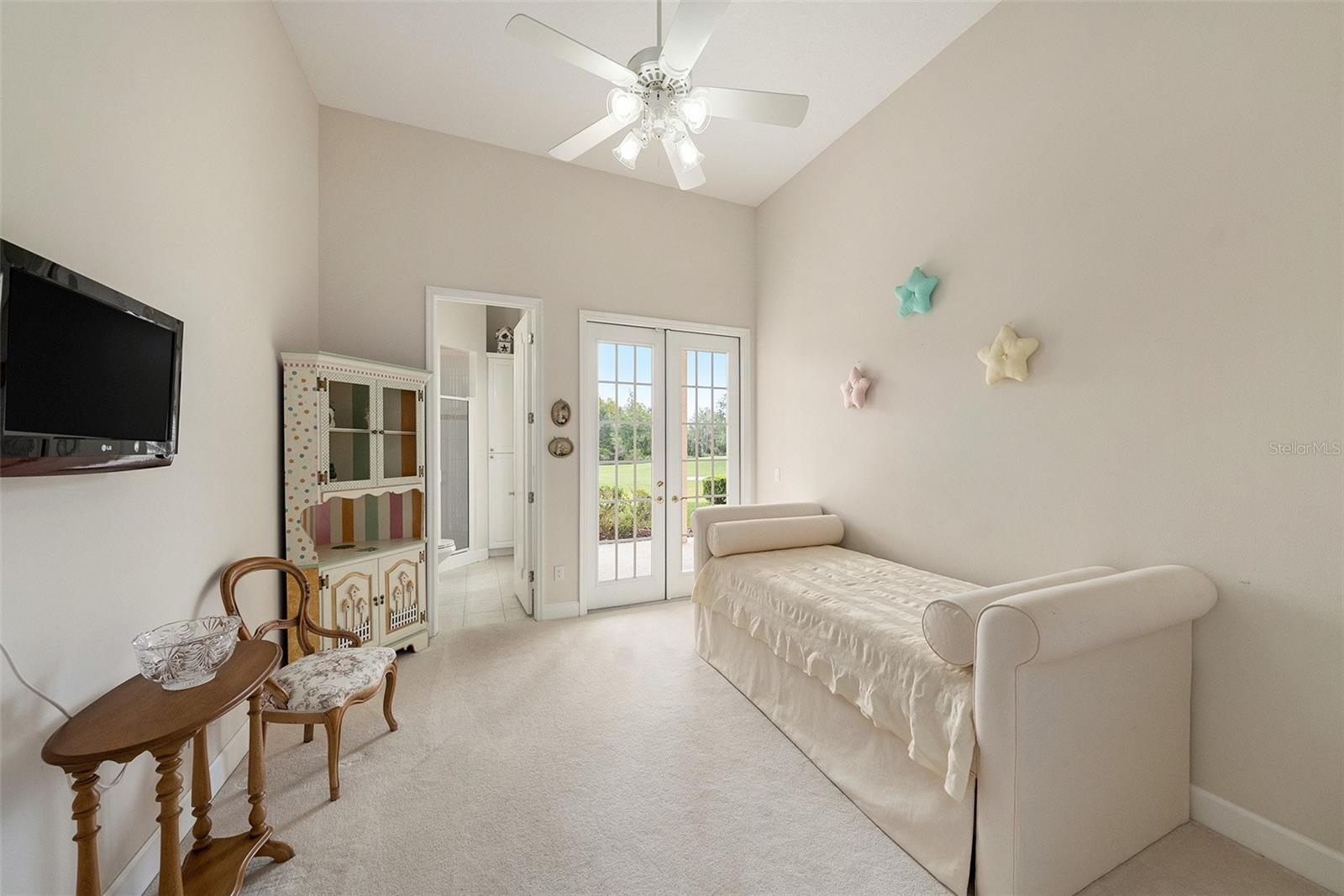 Listing photo id 29 for 4527 Cheval Boulevard