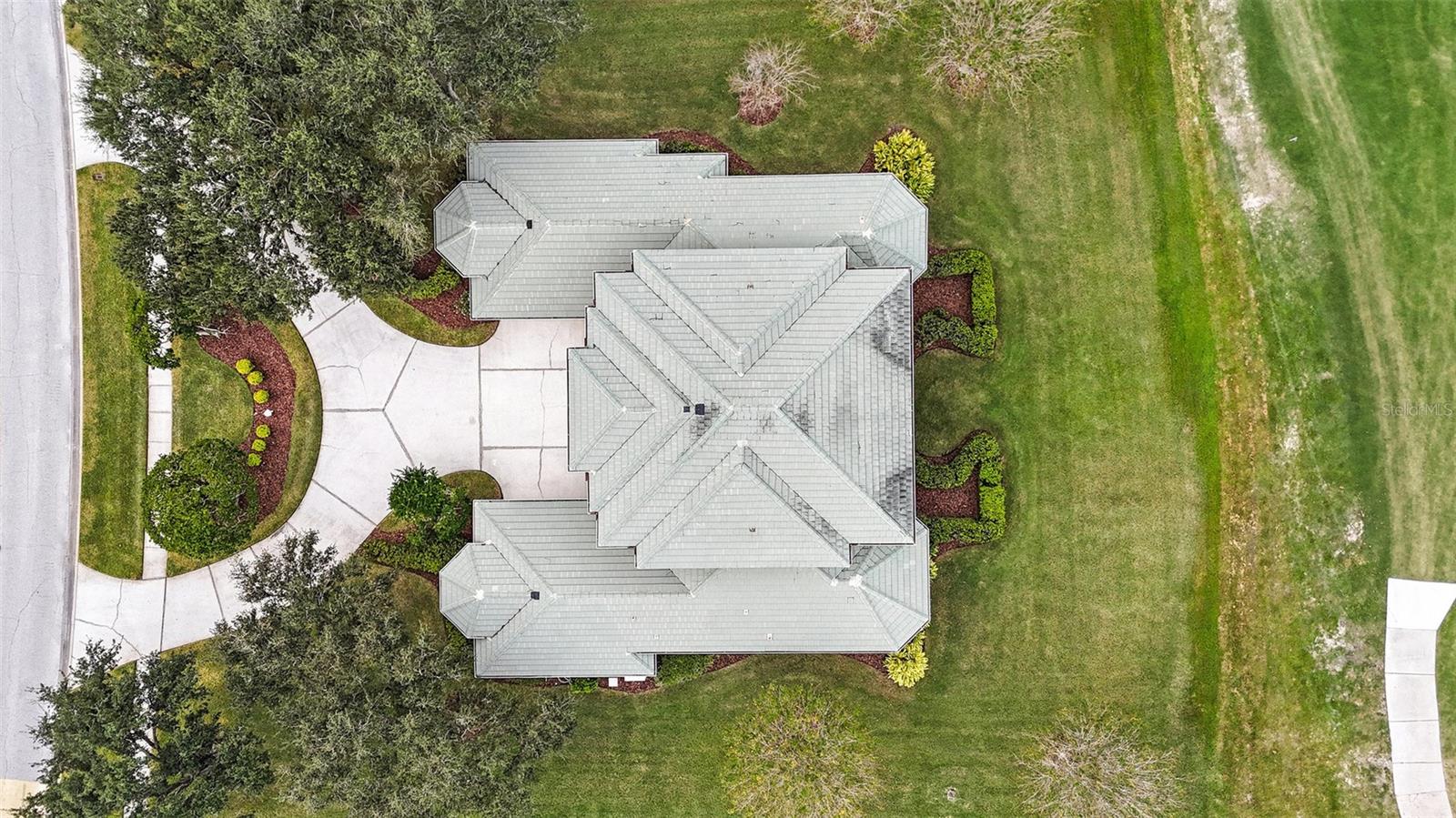 Listing photo id 32 for 4527 Cheval Boulevard