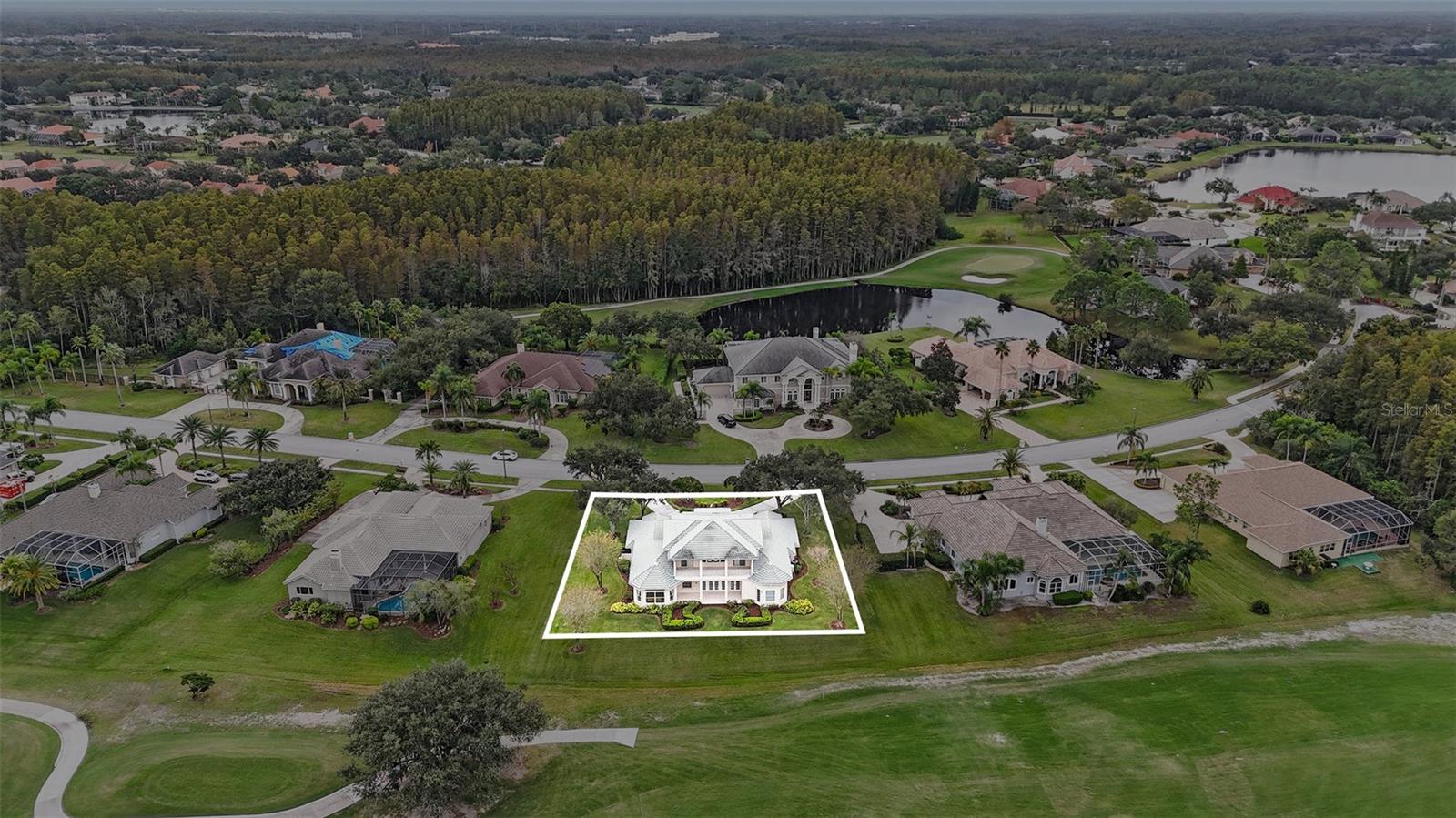 Listing photo id 35 for 4527 Cheval Boulevard