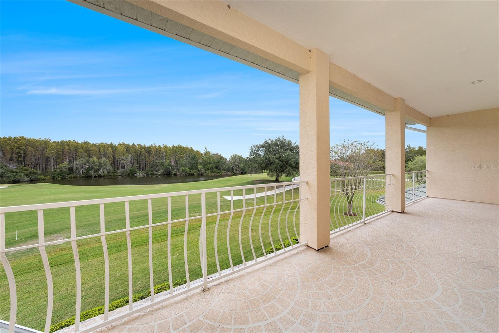 Listing photo id 3 for 4527 Cheval Boulevard