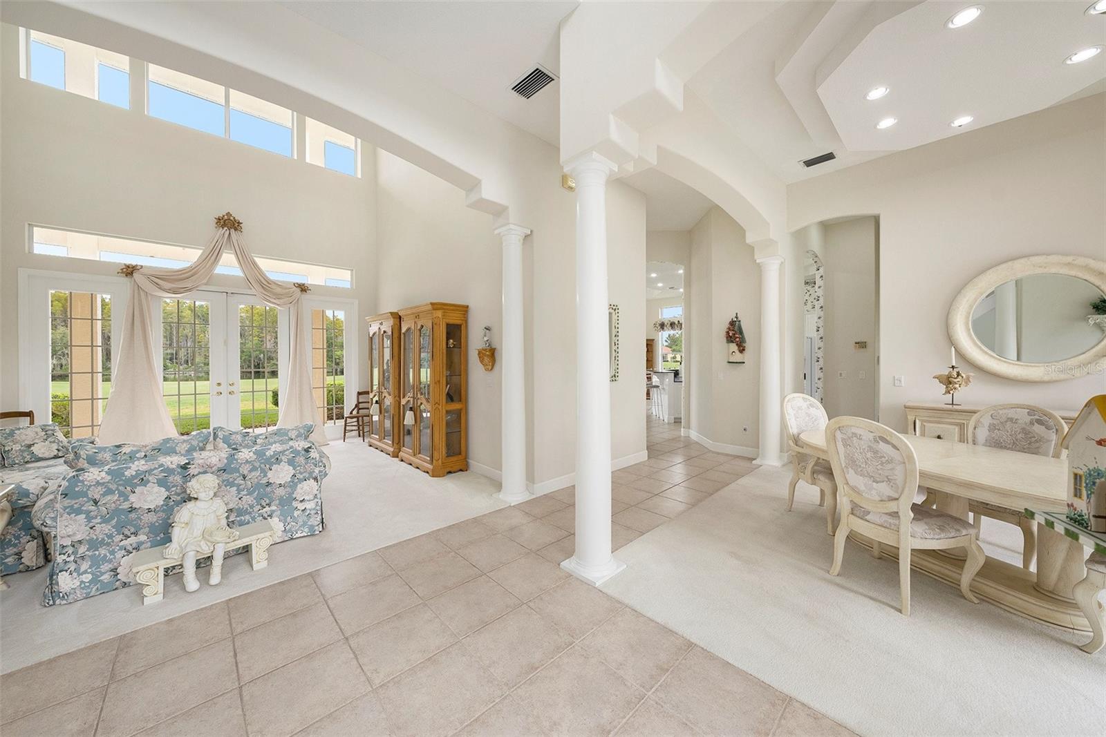 Listing photo id 7 for 4527 Cheval Boulevard