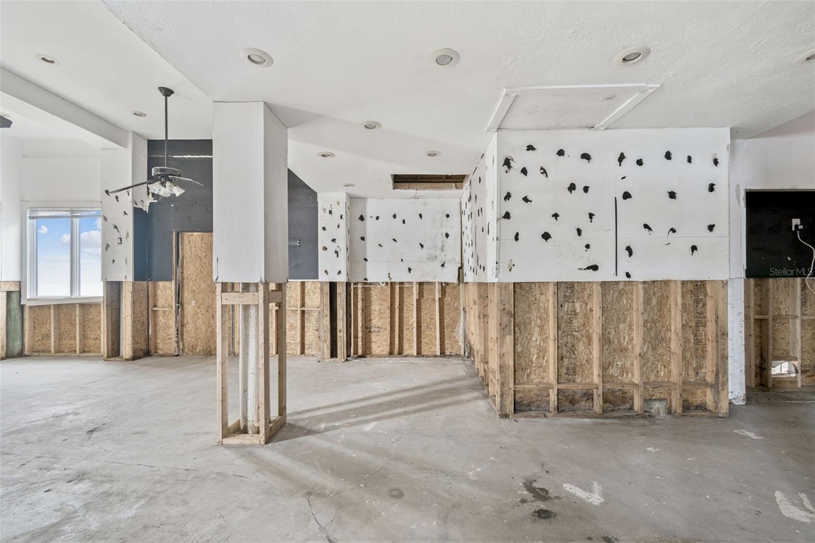 Listing photo id 37 for 121 Augusta Avenue