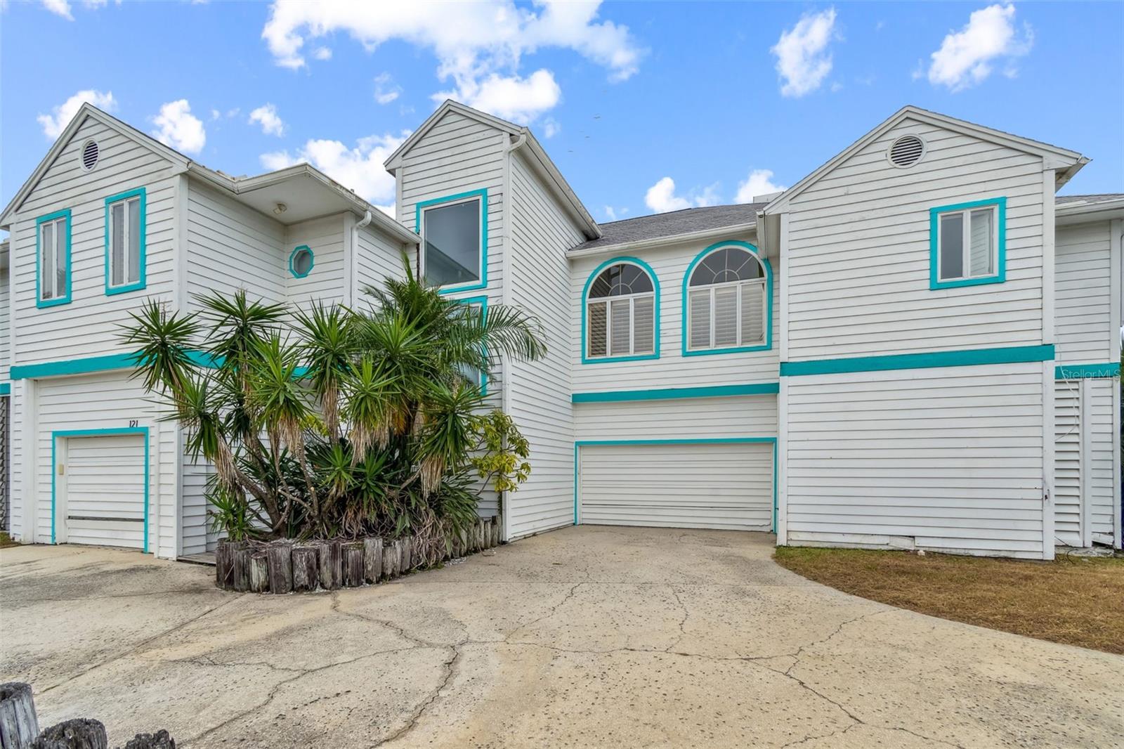 Listing photo id 2 for 121 Augusta Avenue