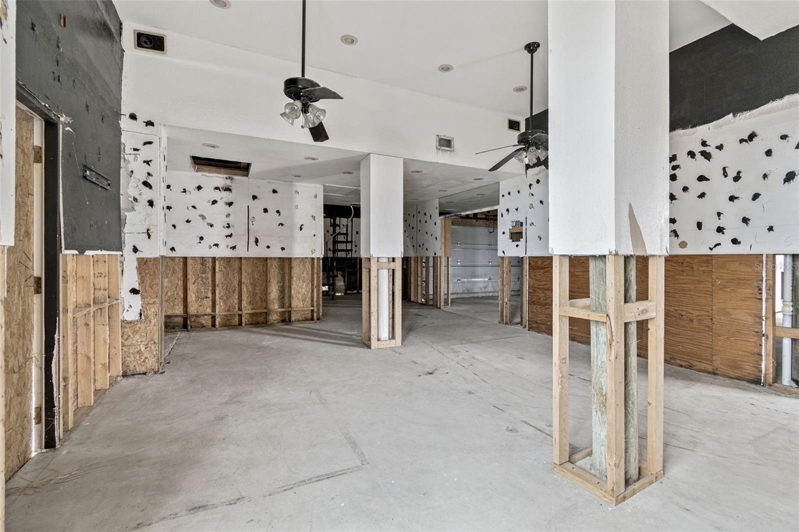 Listing photo id 39 for 121 Augusta Avenue