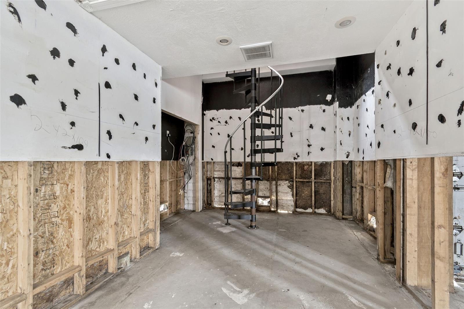 Listing photo id 40 for 121 Augusta Avenue