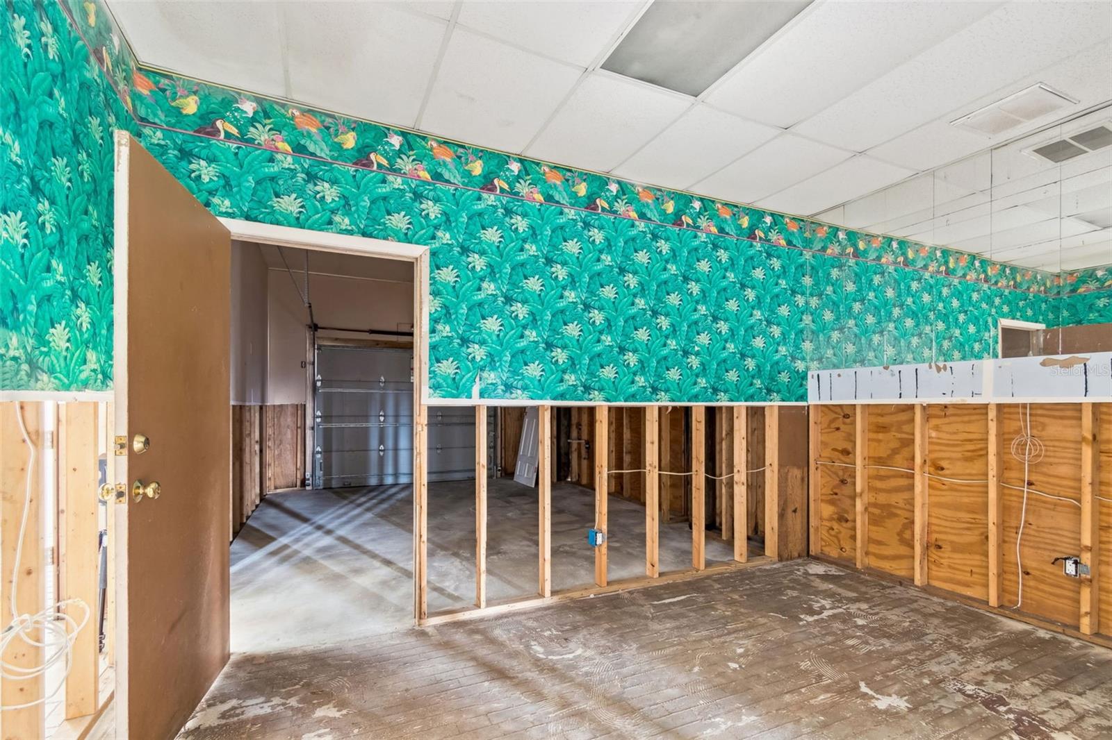 Listing photo id 42 for 121 Augusta Avenue