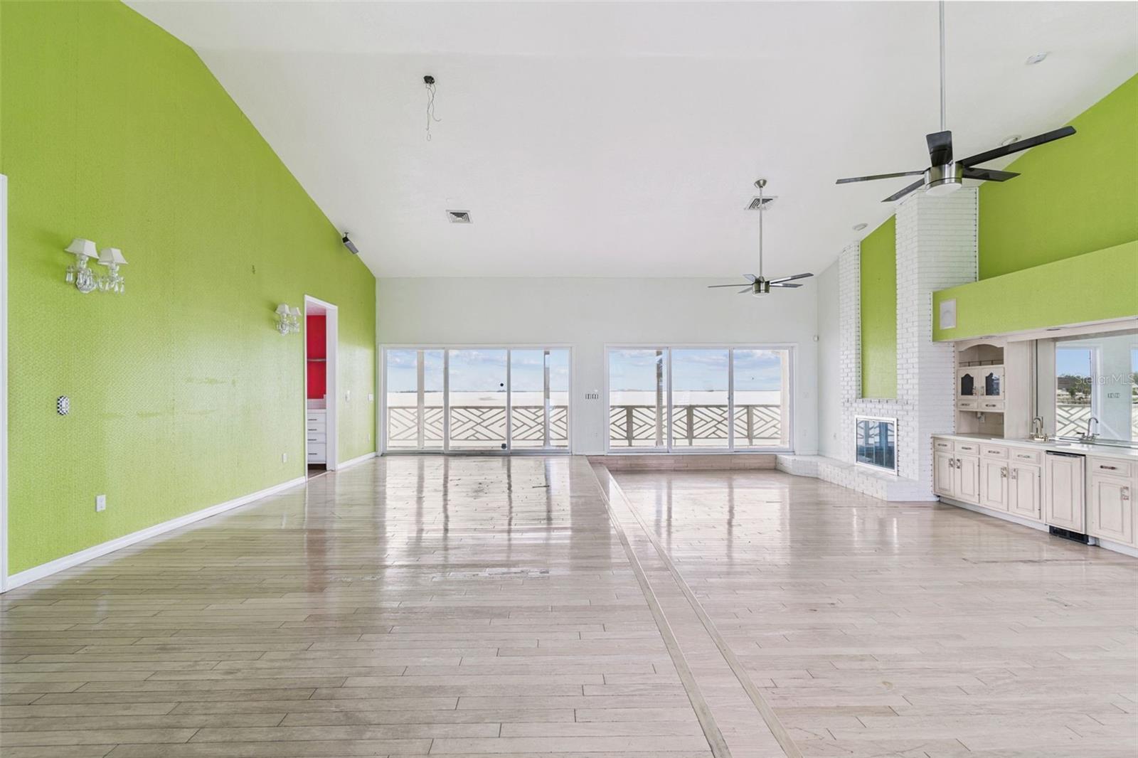 Listing photo id 46 for 121 Augusta Avenue