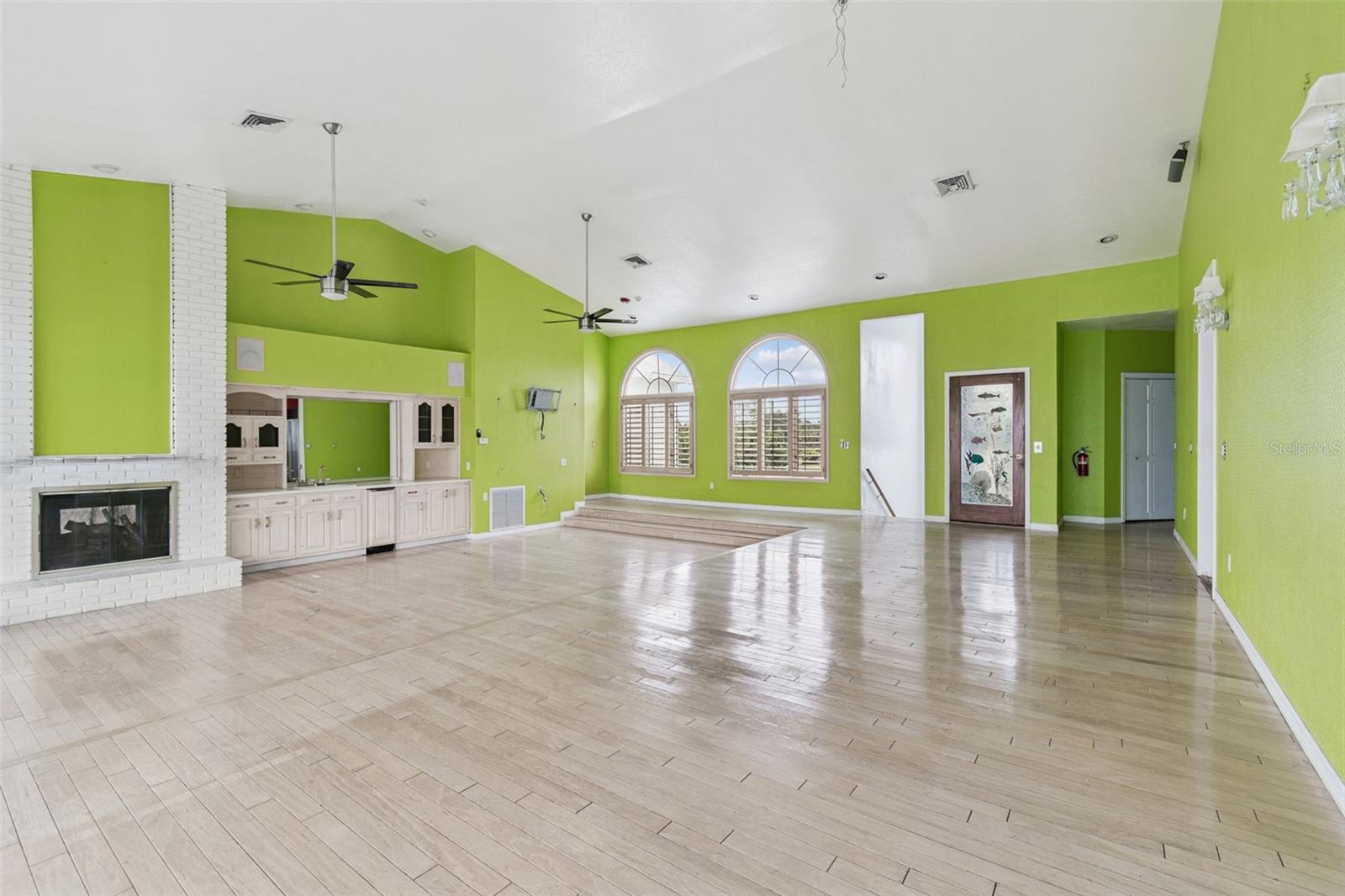 Listing photo id 47 for 121 Augusta Avenue