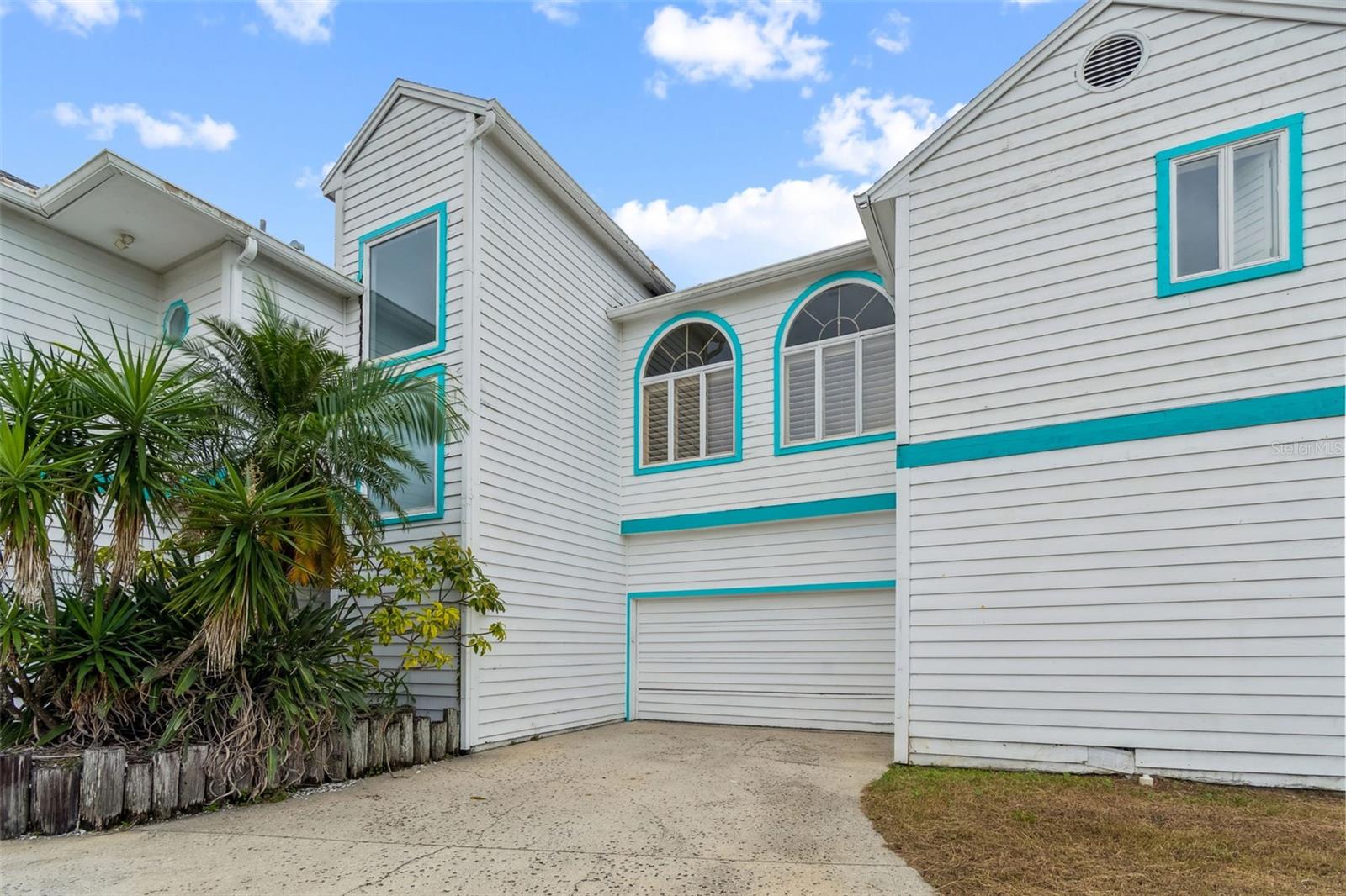 Listing photo id 3 for 121 Augusta Avenue