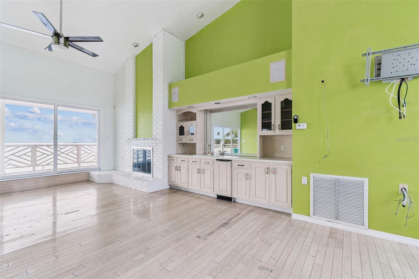 Listing photo id 49 for 121 Augusta Avenue