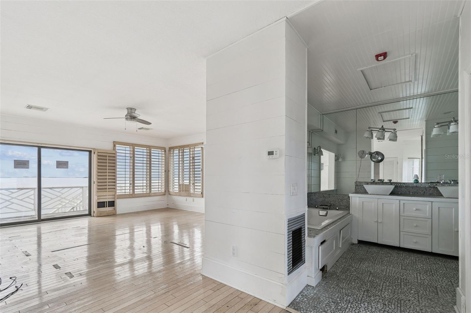 Listing photo id 51 for 121 Augusta Avenue