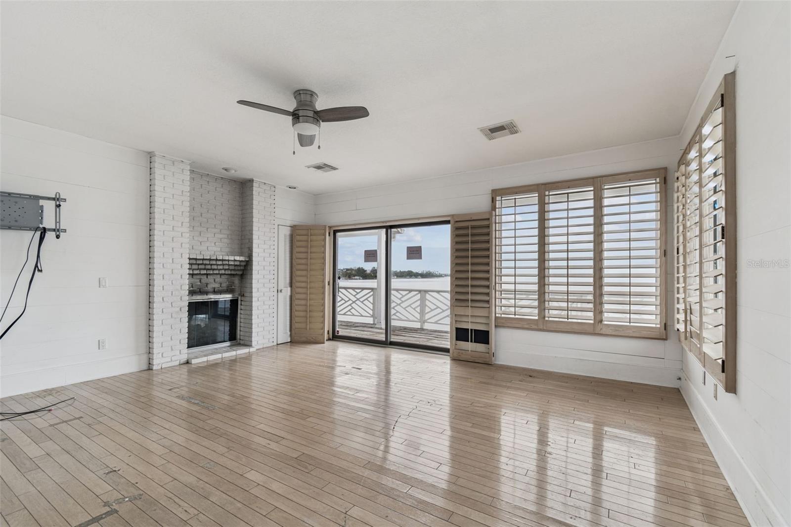 Listing photo id 52 for 121 Augusta Avenue