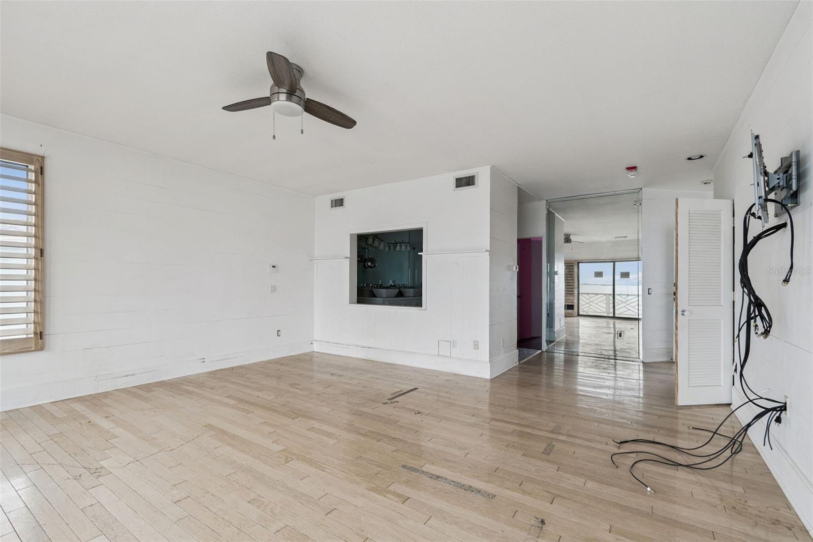 Listing photo id 53 for 121 Augusta Avenue