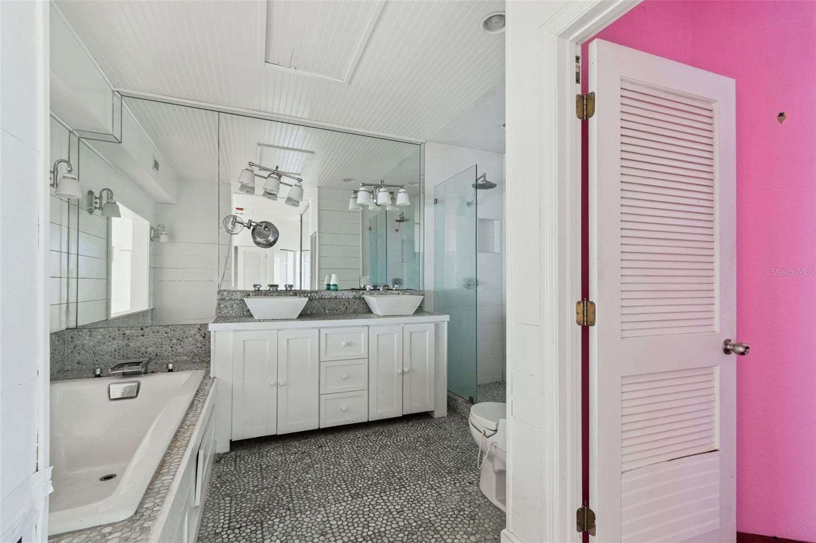 Listing photo id 54 for 121 Augusta Avenue