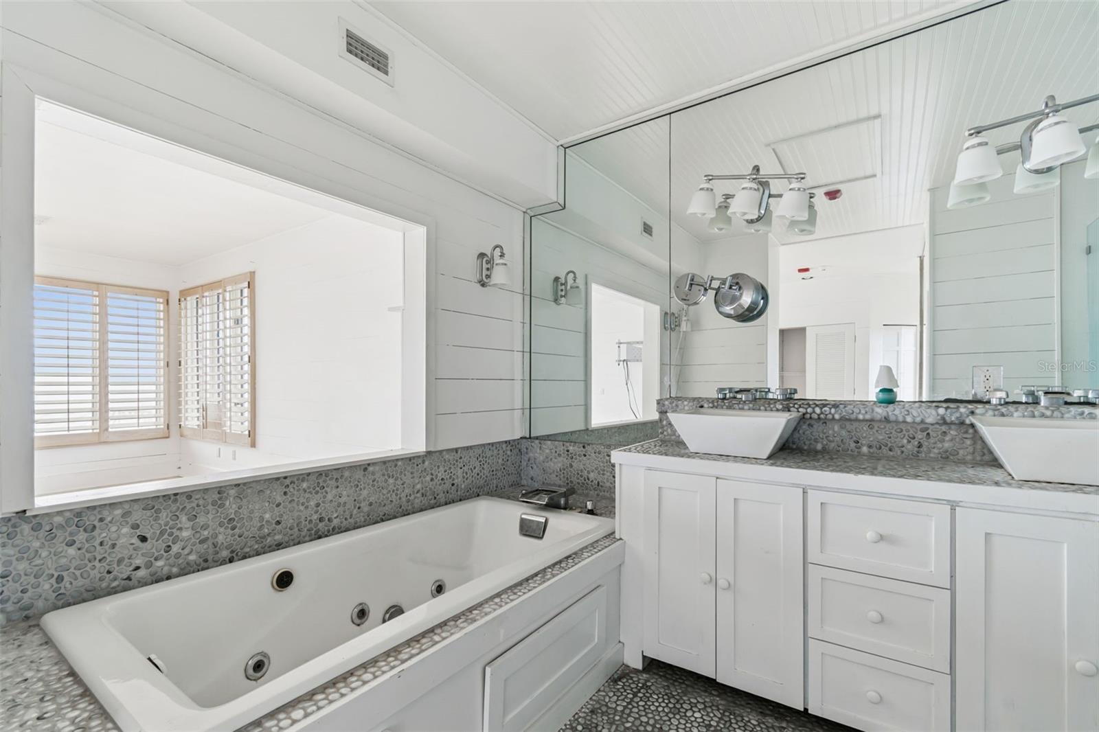 Listing photo id 55 for 121 Augusta Avenue