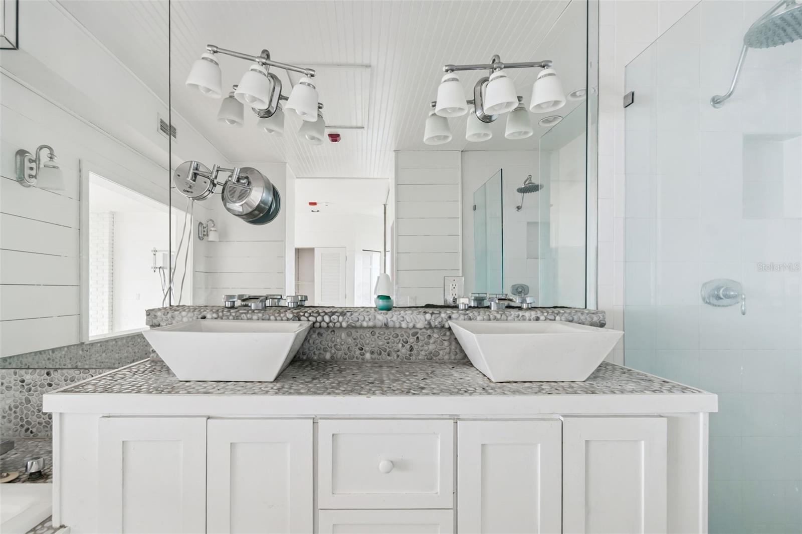 Listing photo id 56 for 121 Augusta Avenue