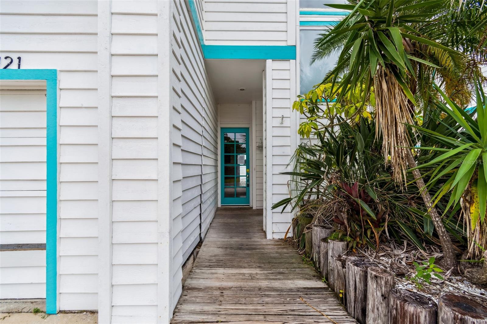 Listing photo id 4 for 121 Augusta Avenue