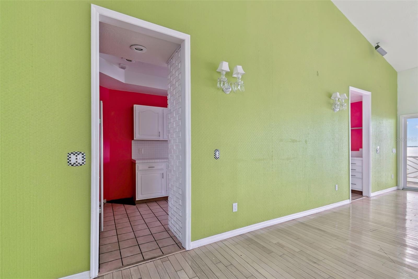 Listing photo id 58 for 121 Augusta Avenue