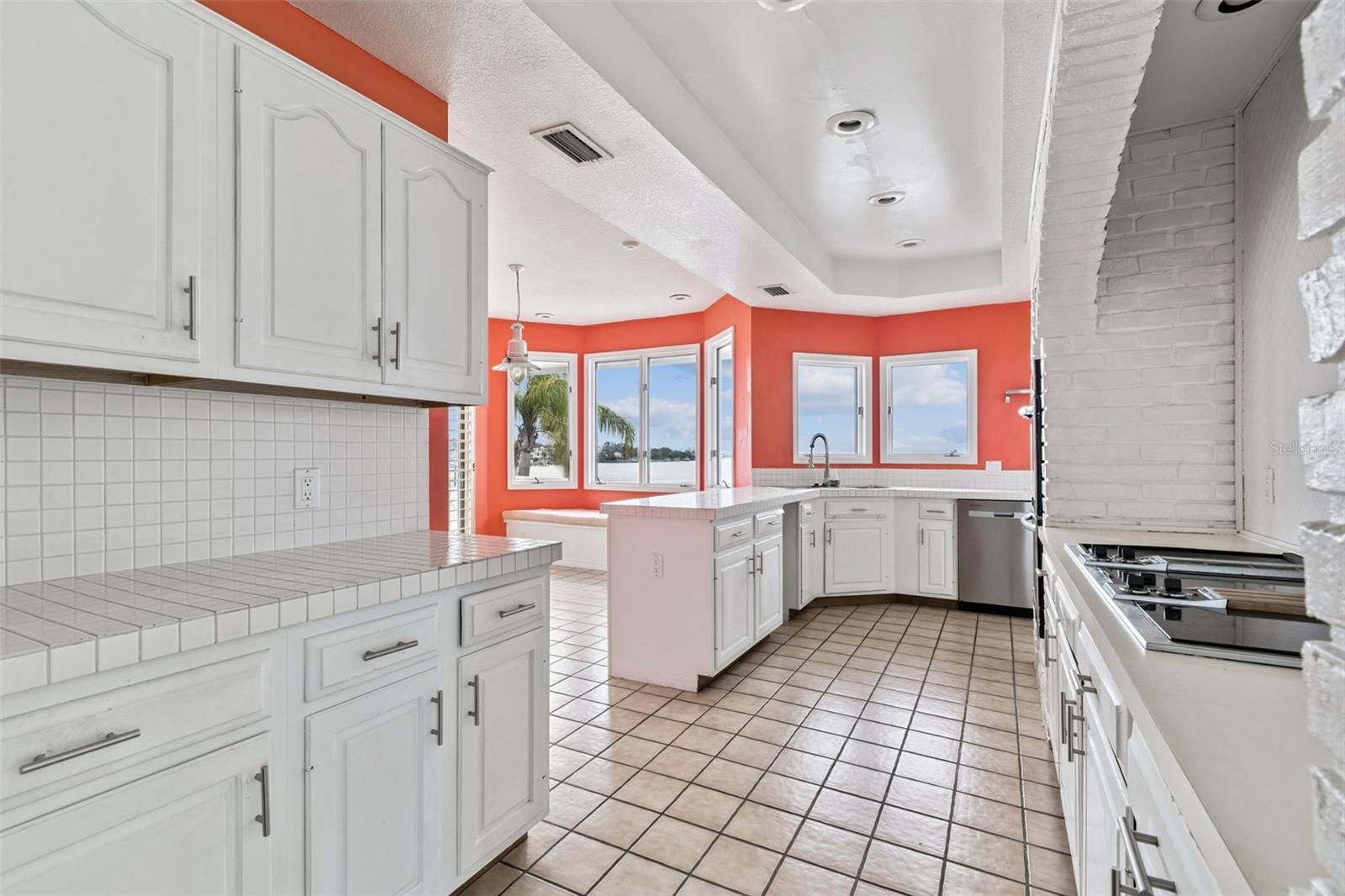 Listing photo id 59 for 121 Augusta Avenue