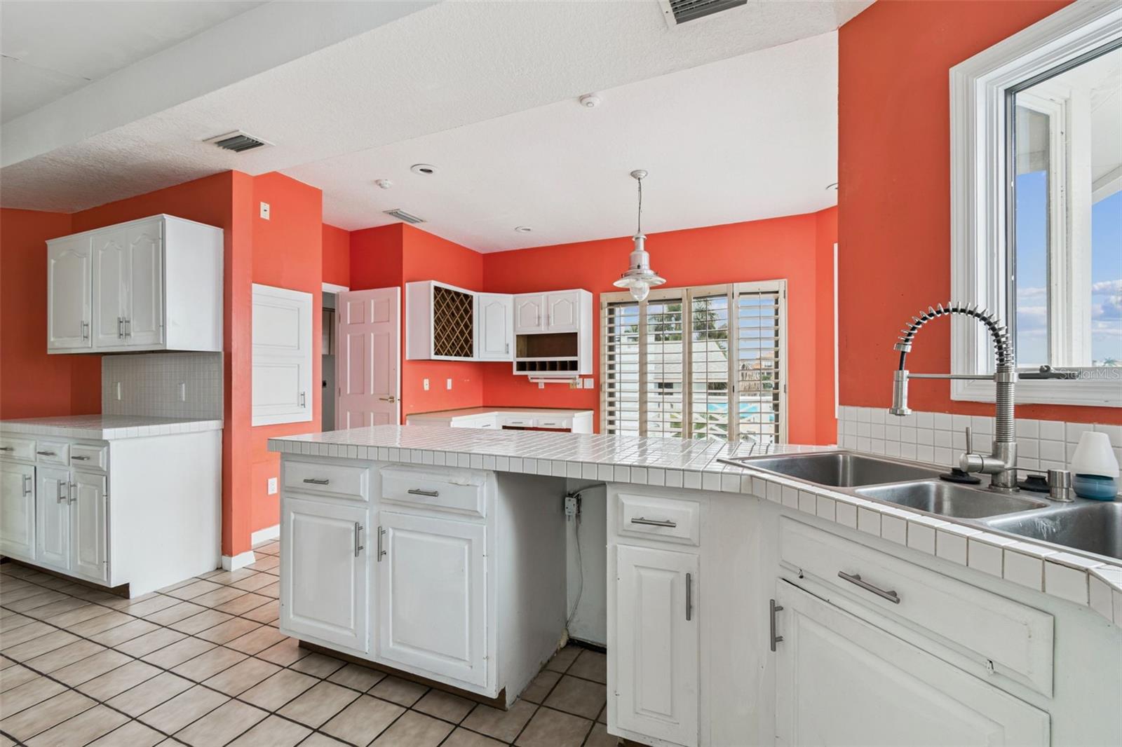 Listing photo id 60 for 121 Augusta Avenue