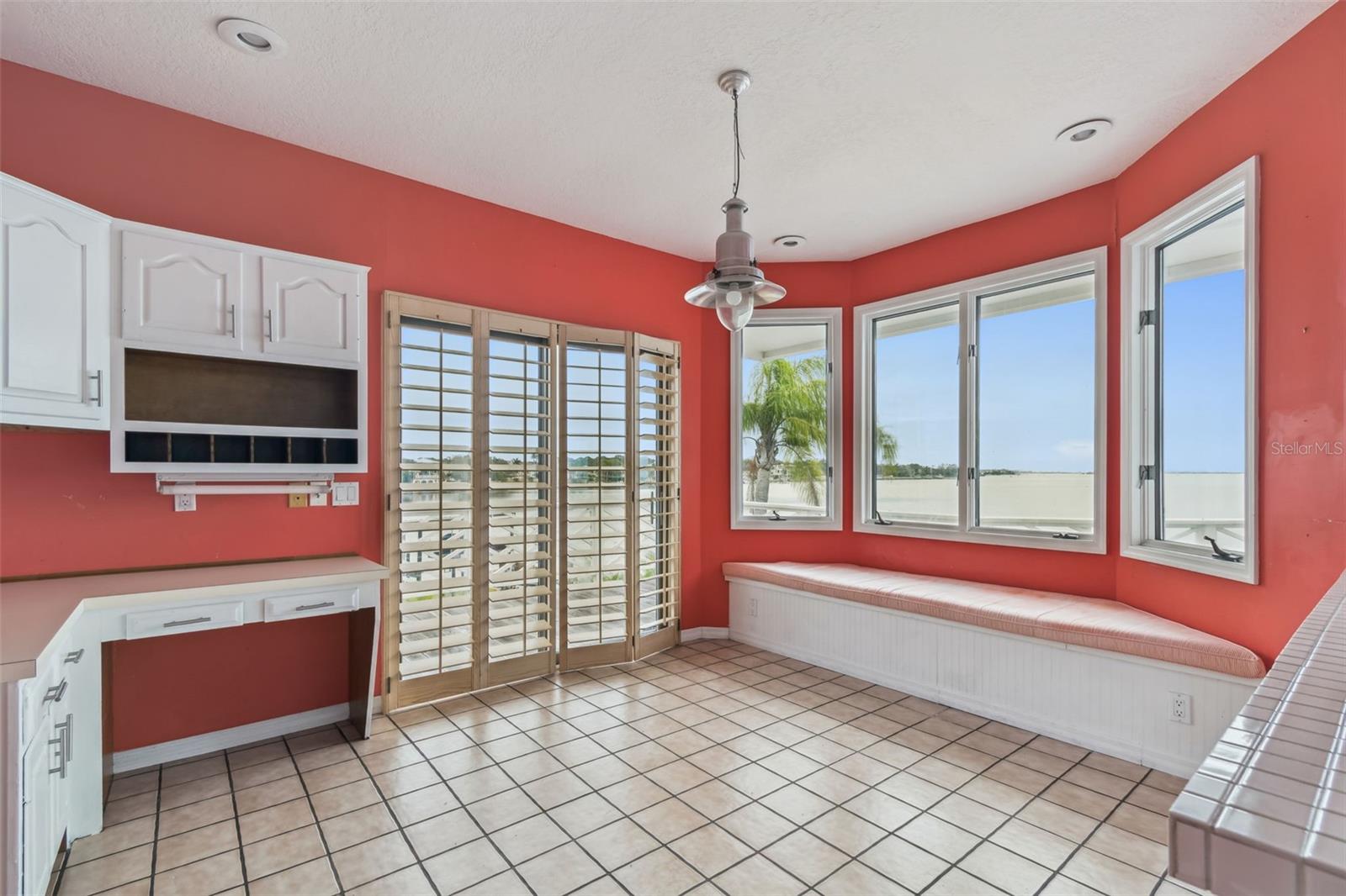 Listing photo id 64 for 121 Augusta Avenue