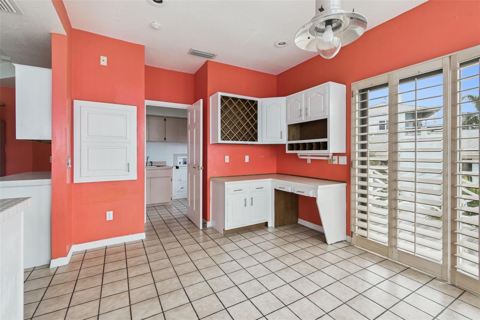 Listing photo id 65 for 121 Augusta Avenue