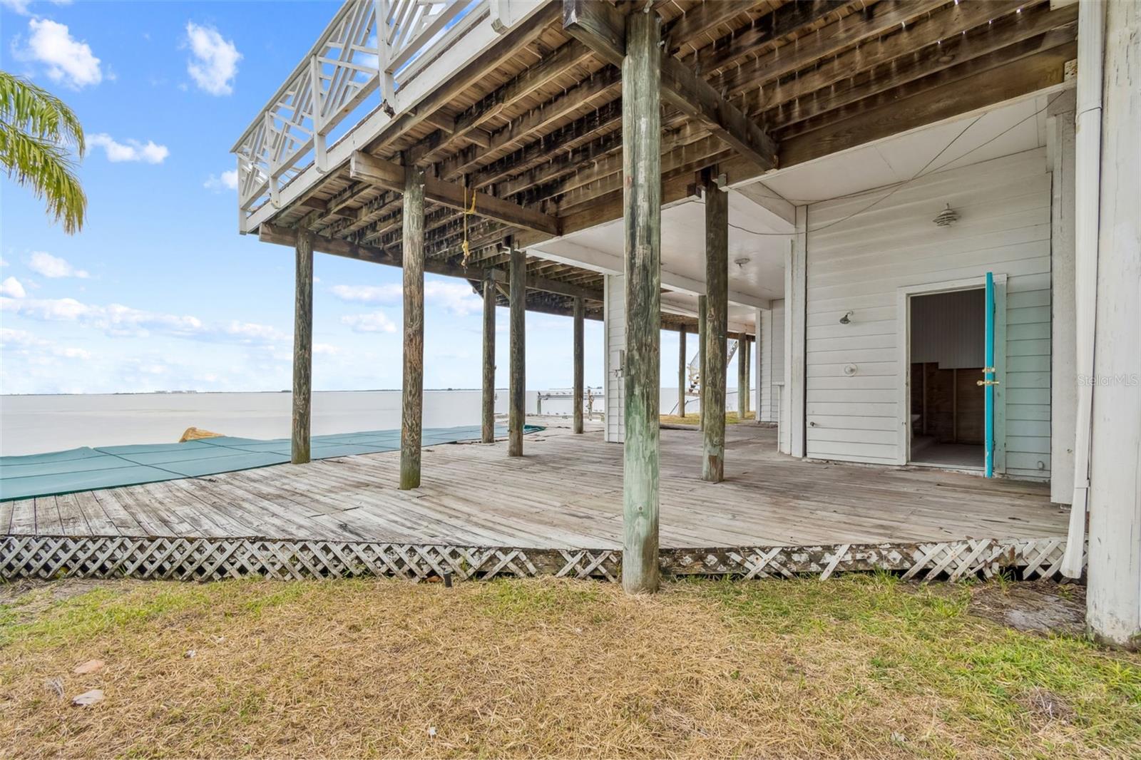 Listing photo id 5 for 121 Augusta Avenue