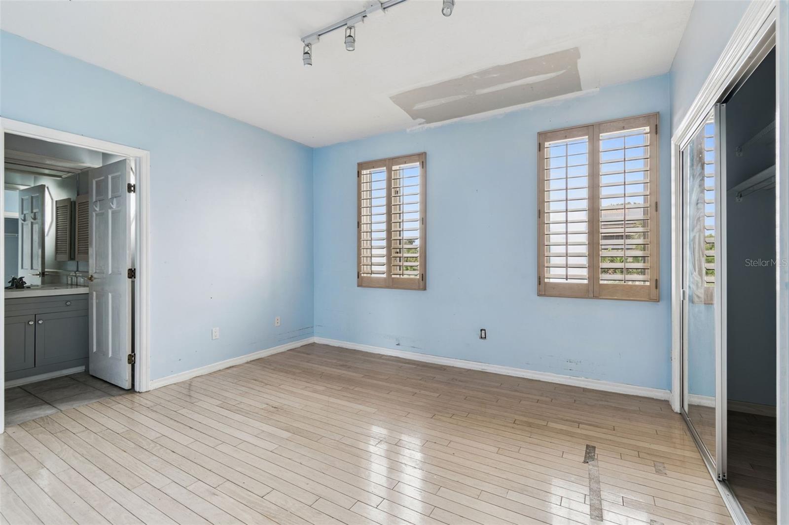 Listing photo id 70 for 121 Augusta Avenue